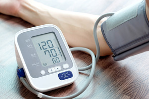 Device for taking blood pressure attached to arm